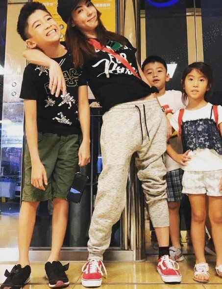 谢霆锋|谢霆锋给儿子买礼物，张柏芝脱口而出7个字，谢霆锋转身泪目