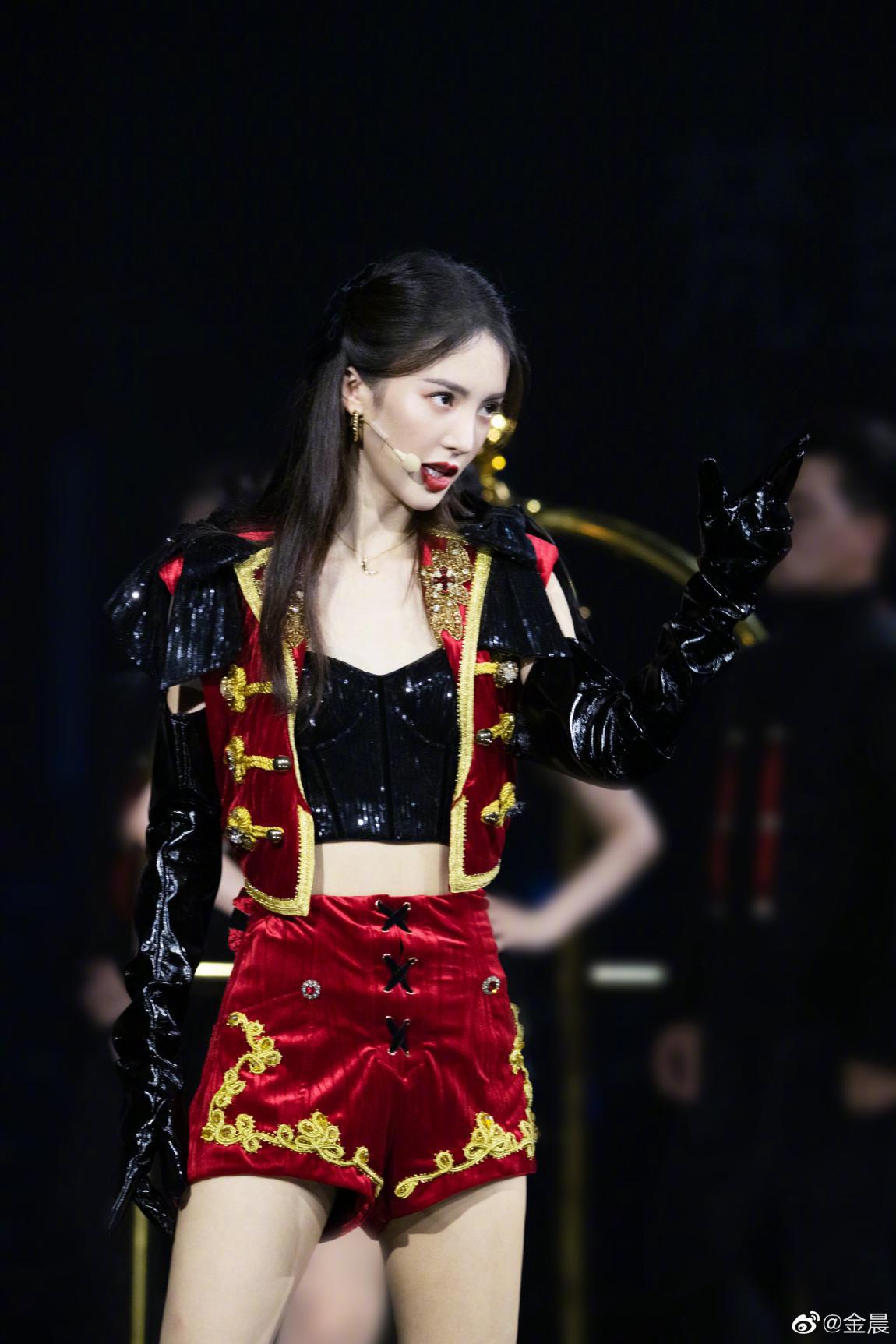 护肤|金晨睡前护肤照引热议，素颜皮肤水润超嫩，这状态确定30岁？