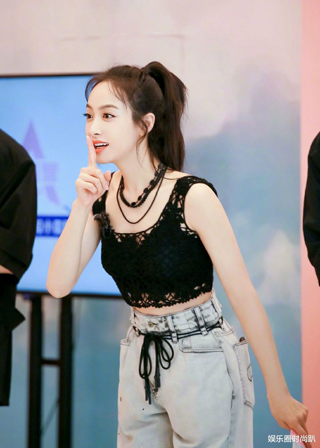 宋茜▲有一种逆龄叫宋茜瘦身后，穿“短紧风”上衣，反倒还空荡荡的！