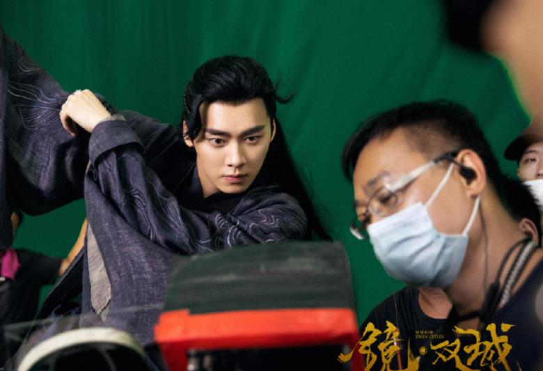 李易峰|《镜双城》官宣杀青，李易峰稳居c位，诸多老戏骨加盟！