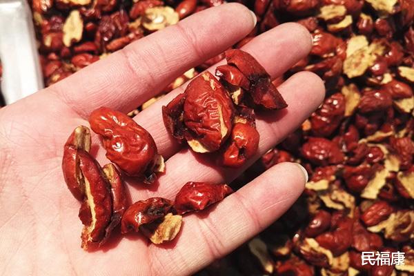 痛风▲山楂的绝配找到了,经常泡水喝,补充气血,失眠也悄悄改善