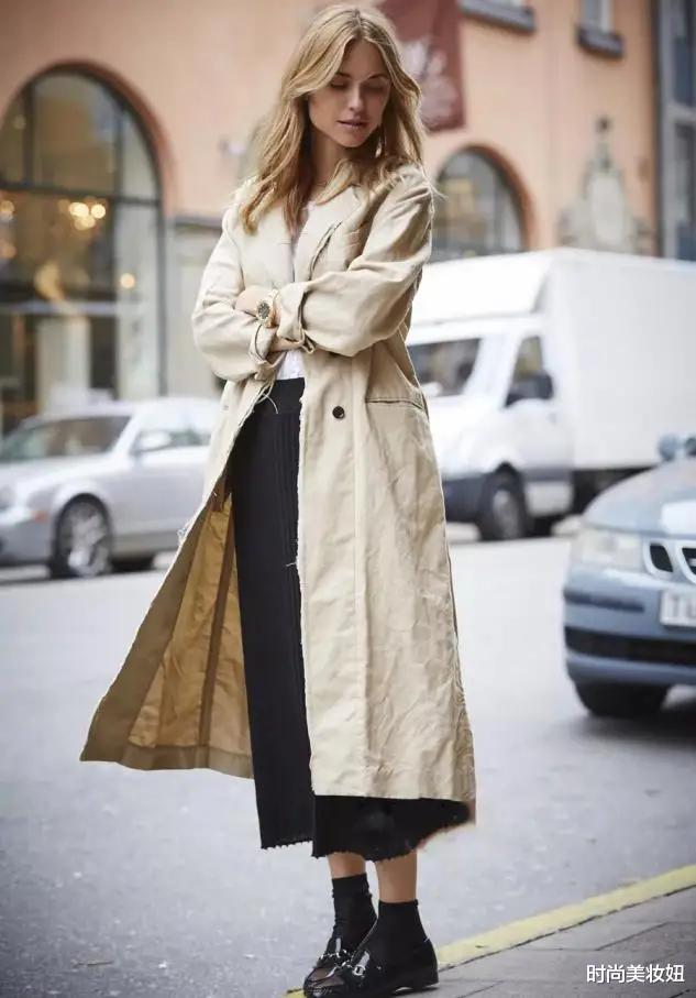 半身裙|张蕾户外主持换风格，穿T恤配半身裙减龄时尚，高马尾年轻10岁