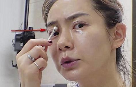 眼霜▲戚薇随手分享“万能”眼霜，价格一曝光，网友：我把兰蔻丢掉了