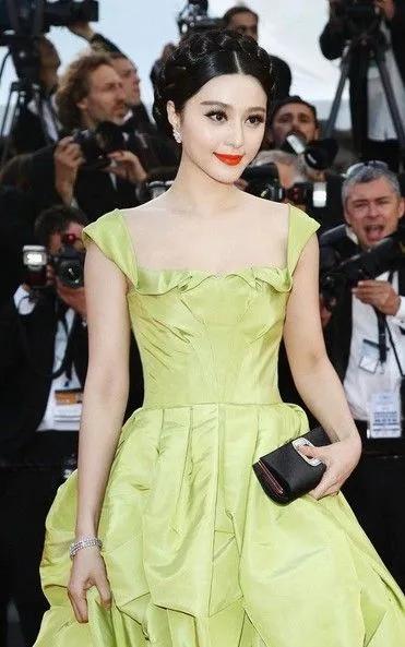 范冰冰|范冰冰卑微成这样？遭网红发丑照还主动点赞，靠造型师晒图挽尊