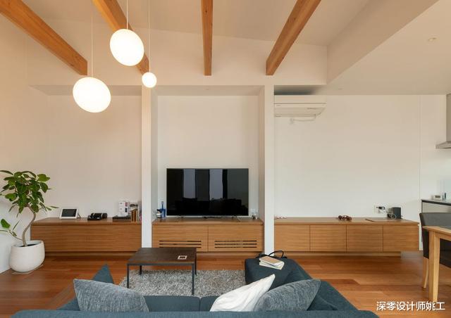 |在日本有独栋住宅,真不容易!他家电视墙一分为3,打上整排矮柜