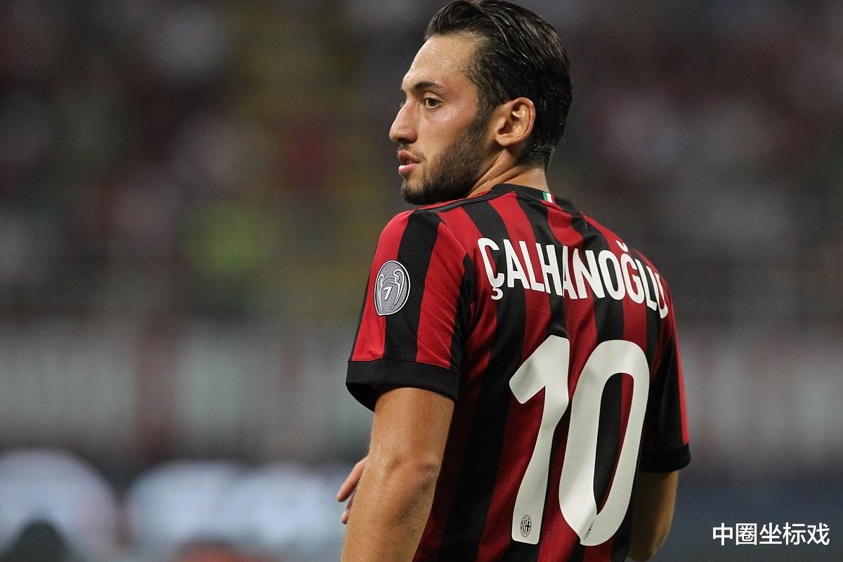 AC米兰|恰球王愈发关键；仍有意引进右后卫；将买对手一人——AC米兰新闻