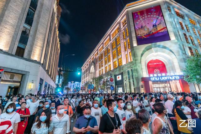 乙图|上海南京路东拓段开街亮灯，人潮涌动，武警组“人墙红绿灯”守护