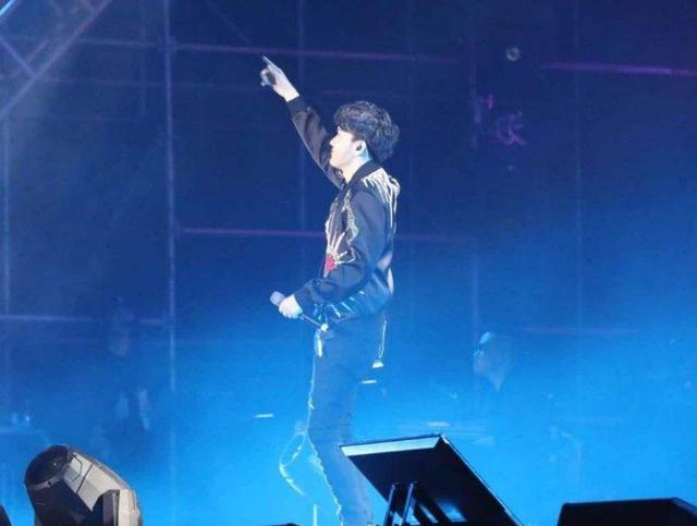 #高进#成名之路异常艰辛。歌红人不红，如今问鼎华语乐坛