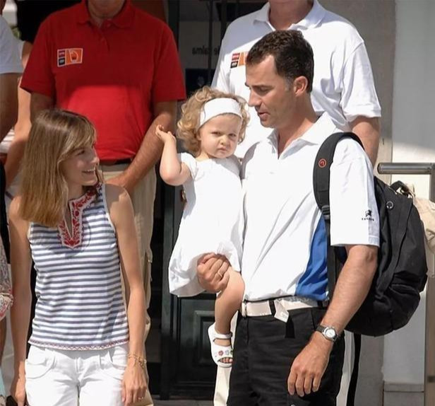 卷发▲莱昂诺尔小时候一头卷发，莱后为啥不帮她梳理，天生丽质没办法