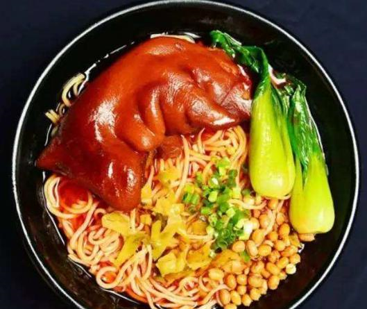 #重庆#筷子兄弟在重庆开面馆，粉丝吃一碗“猪脚面”，看见账单成了哑巴