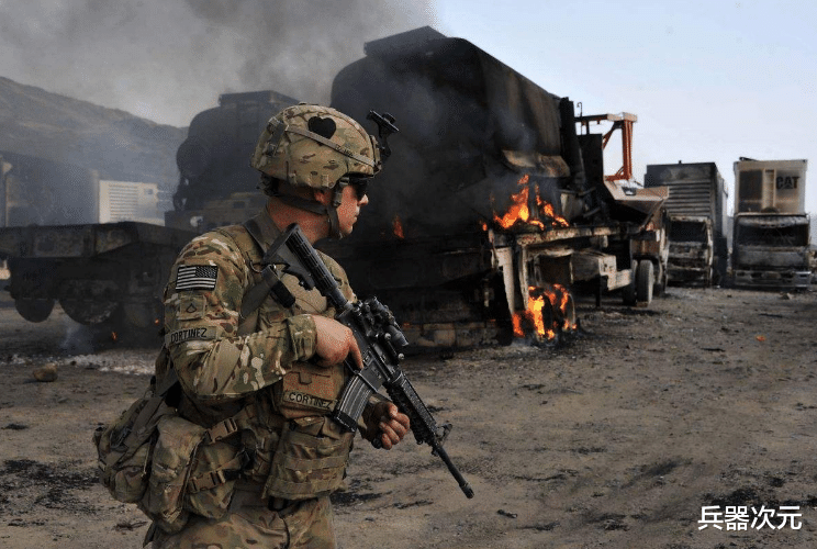 『美军』被火箭弹吓破胆，大批美军连夜逃离中东，伊拉克收回首个军事基地