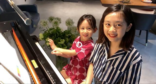 黄磊|黄磊二女儿长大了！涂红唇对镜浅笑显成熟，高颜值被赞撞脸林允儿