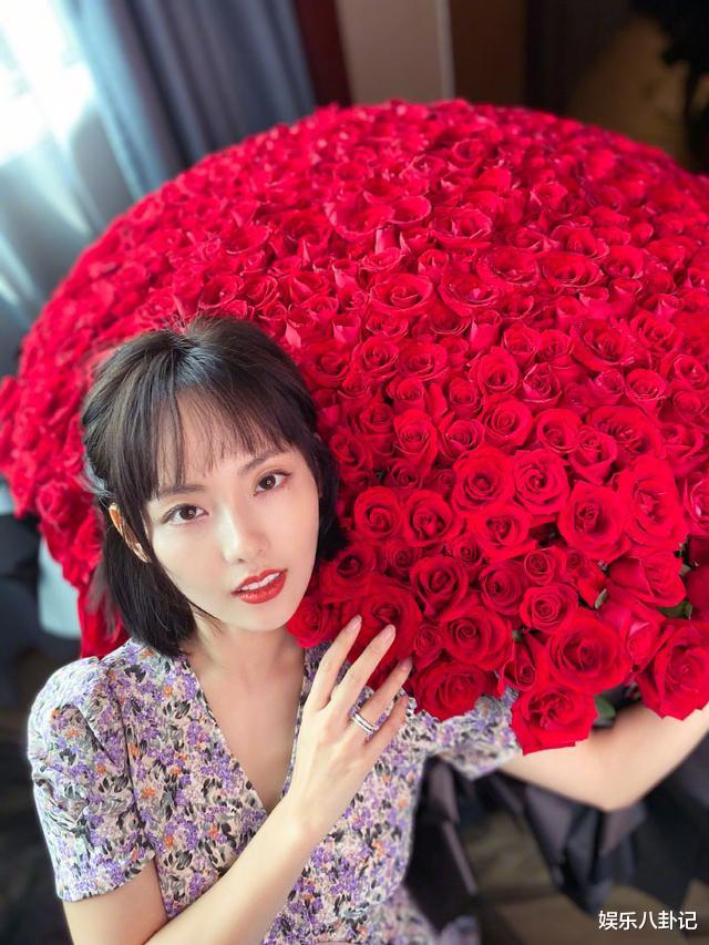 『张嘉倪』520告白日，张嘉倪隔空秀恩爱，艾特买超称花太大，拍照快累死了