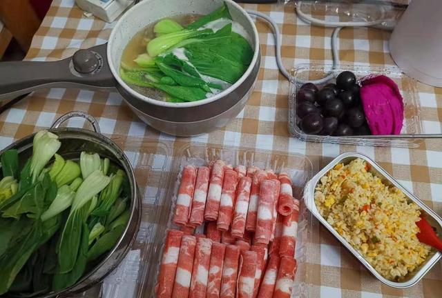 没有客厅只有床：当代年轻人过的是什么日子？