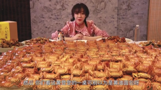 #大闸蟹#妹子打卡张亮海鲜店，1人吃1800只“大闸蟹”，结账时成了哑巴