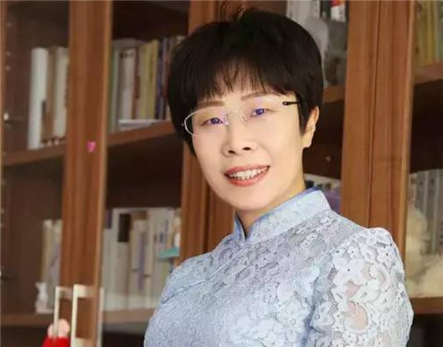 #蒙曼#才女蒙曼：32岁走红百家讲坛，45岁还未婚，父母为其买房苦苦征婚