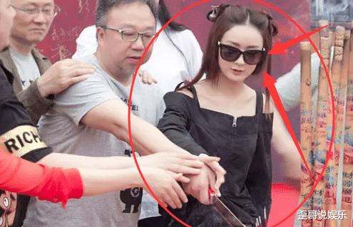 赵丽颖：《楚乔传》开机仪式，赵丽颖发型有趣，谁注意到郑恺老婆拍照姿势