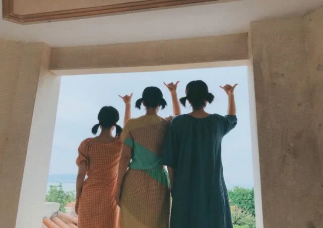 「连衣裙」48岁小陶虹穿搭太少女，扎双马尾素颜出镜，一双大长腿抢尽风头