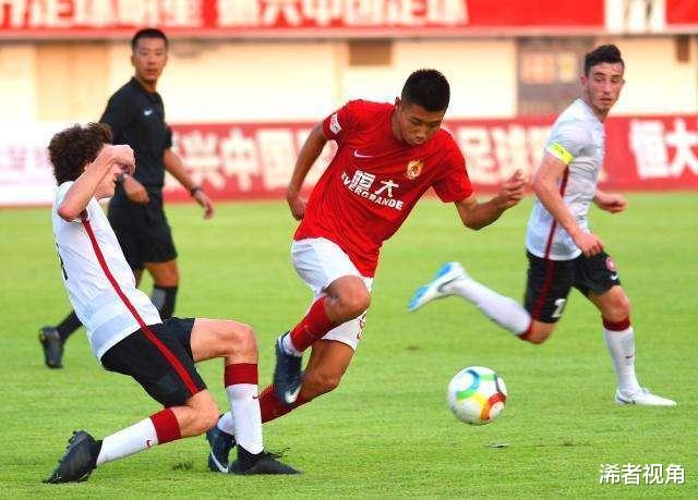 青训|上午9点! 上海媒体再现争议言论: 将恒大青训妖魔化, 球迷质疑声一片