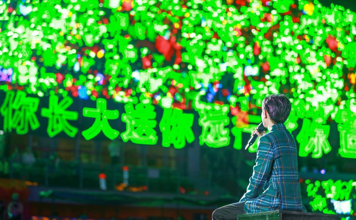 演唱会|TFBOYS即将举办七周年演唱会，来看前几年帝国姐姐们的灯牌比赛