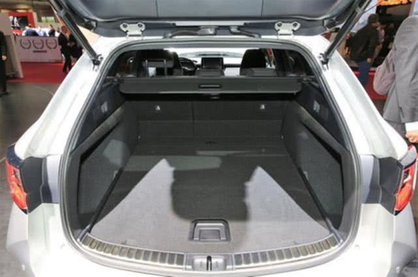 丰田卡罗拉|不给大众活路!丰田新车比思域漂亮10倍,配双人床+油耗4L,不足12万