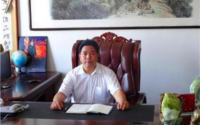 丹青解说 “小乞丐”成大富豪，用百万支票回报大姐，只因20年前的善举