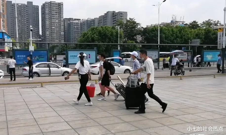 龙华|实拍龙华汽车站打工者：没找到工作到处游荡，最后连手机也卖了