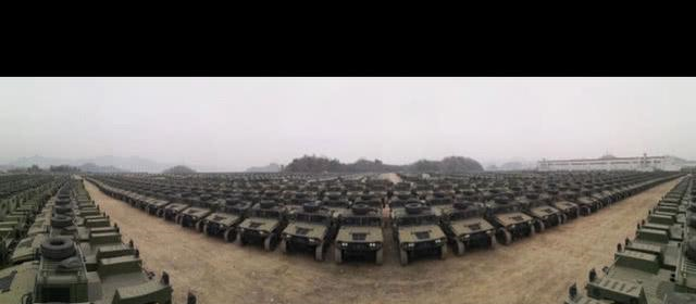 ：中国军工产能很强悍！千台猛士挤爆停车场，生产线一片热火朝天