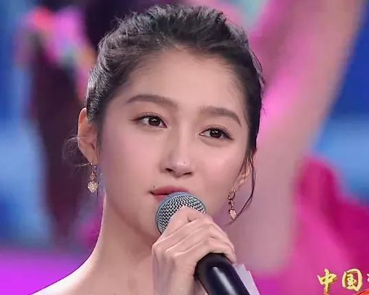 迪丽热巴|国庆晚会怼脸拍：唐嫣苹果肌抢镜，热巴脸变长，关晓彤状态最好