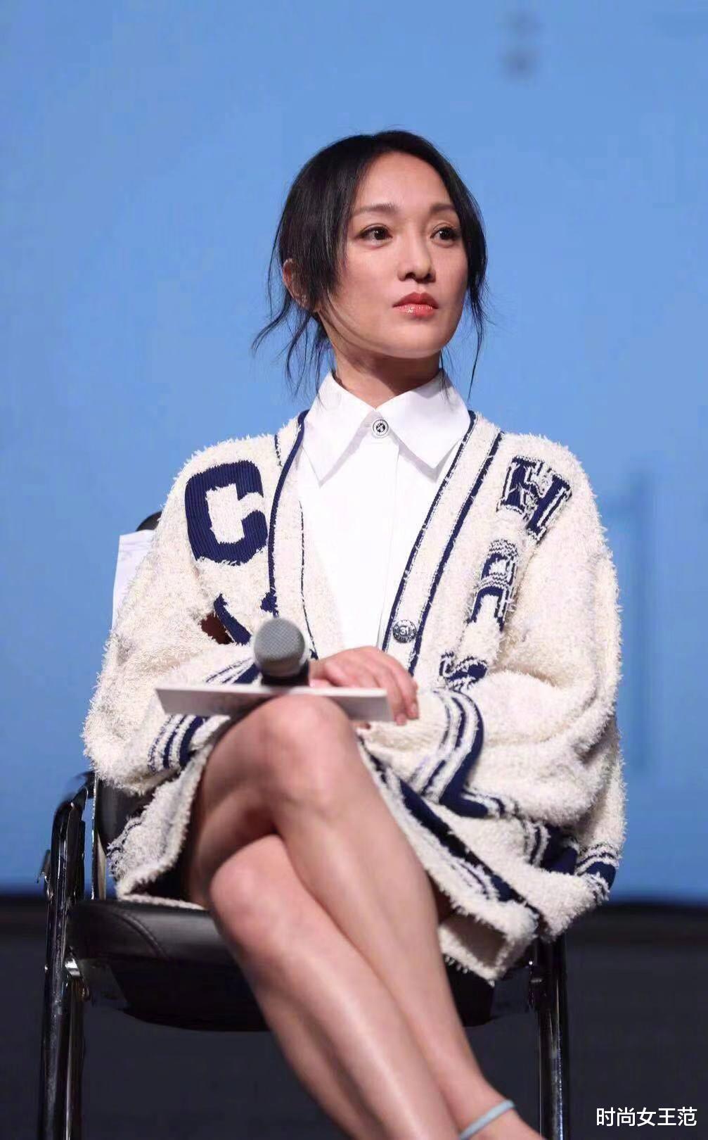 双下巴|周迅双下巴这么厚，皮肤下垂松弛，穿的再知性也是老了！