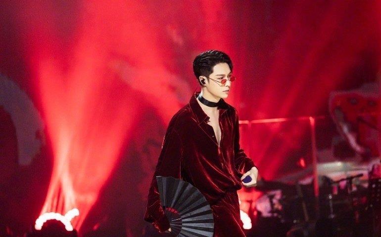 #张艺兴#“唱作人”张艺兴携新歌亮相舞台,红丝绒套装复古浪漫,气场全开