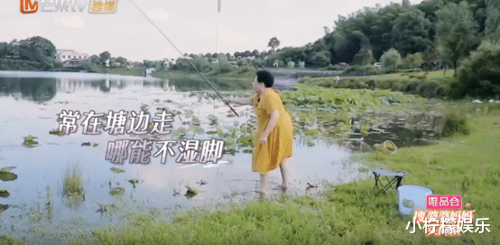 『伊能静』伊能静随口一说，秦妈妈就去钓鱼，伊能静蹲下来给她洗脚！