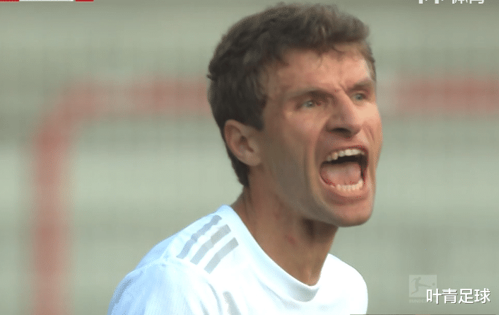 拜仁慕尼黑■真二娃！拜仁有趣一幕：2-0领先，穆勒离场时抬脚踹主帅