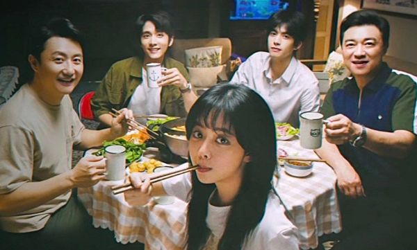 以家人之名|《以家人之名》李尖尖和凌霄谈恋爱，贺子秋怎么办，合照早就暗示结局