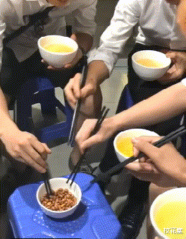 |妹子，你们头上戴着钢丝球在哪买的？哈哈