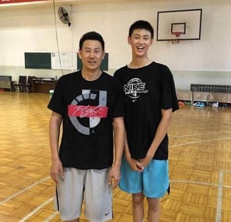 「李楠」18岁，身高219，仅得2分被师弟完爆，李楠的儿子还有机会冲击NBA吗？