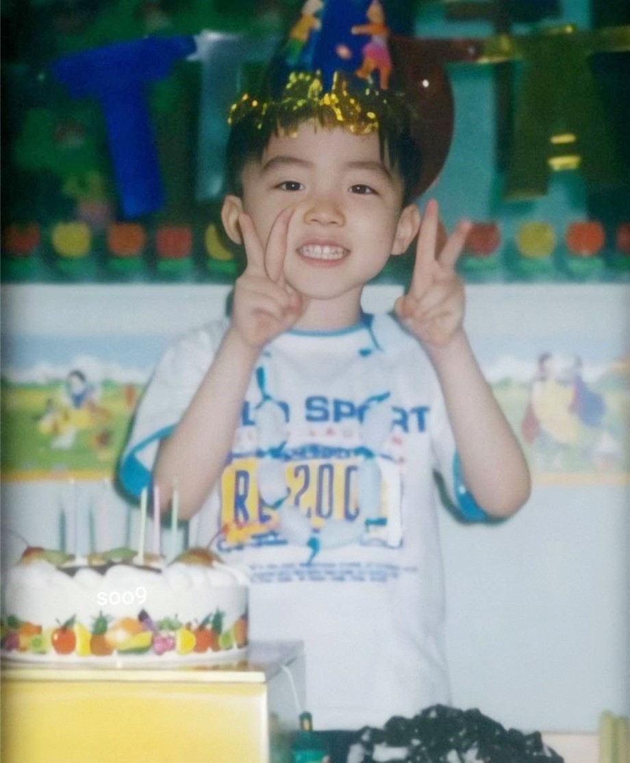 『faker』Faker用小龙庆祝生日，RNG发推为李总庆生，粉丝扒出李哥童年剪刀手