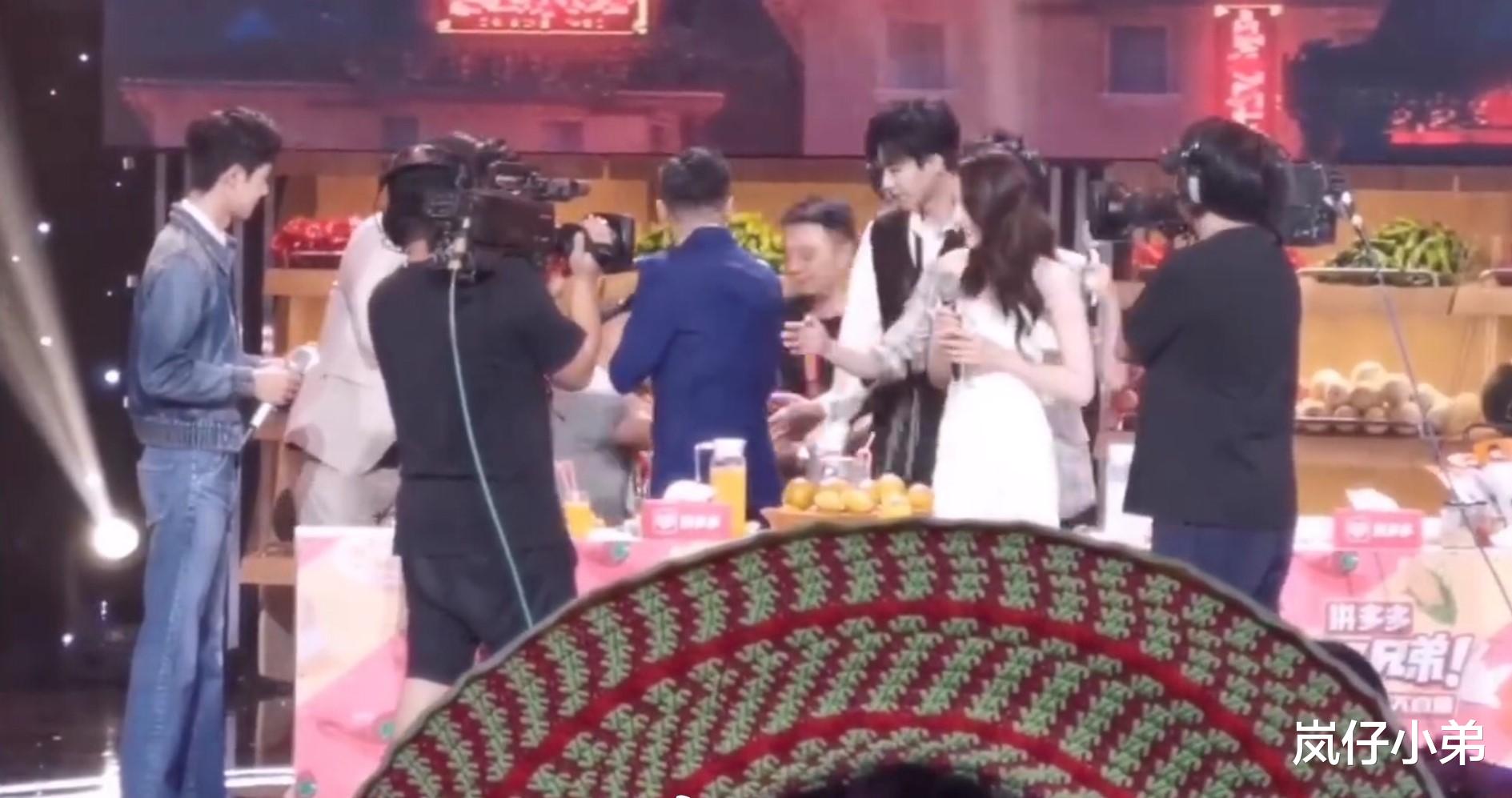 「迪丽热巴」《天天向上》直播出意外，迪丽热巴现场被求婚，汪涵反应太绝了！