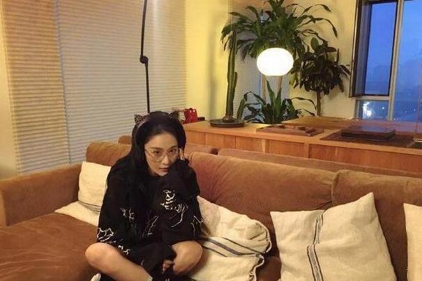 【】带你看看张馨予的家，跟老公住着一套小户型，家里连阳台都没有