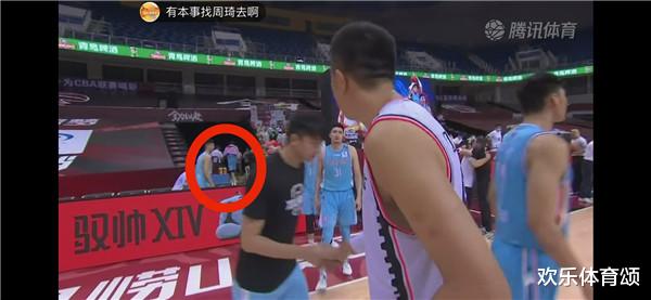 新疆男篮|输球又输人！新疆遗憾出局，周琦赛后又闹幺蛾子，球迷：等着挨处分吧
