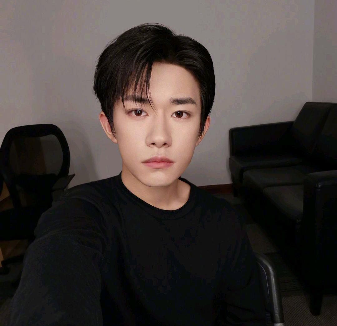 易烊千玺|易烊千玺俨然已经成为“00后”小生梯队中的领军人物