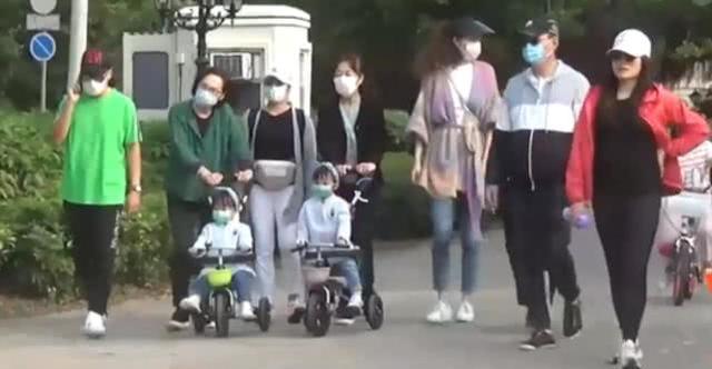 【熊黛林】熊黛林一家六口公园郊游，双方亲家母合体带孙女散步相处融洽