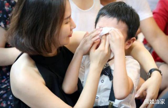 熊娃当家|小学生给老人让座，书包放座位上忘拿了，却被老人一把扔地上