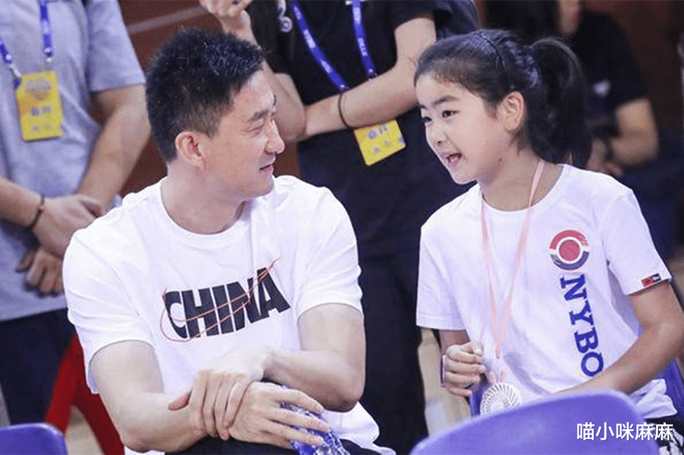 姚明|“巨人”姚明女儿才10岁，身高却让众人羡慕：一辈子也赶不上她