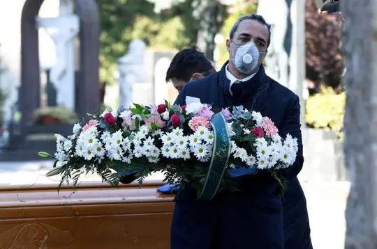 重症监护室▲意大利护士接连自杀的背后：医护人员对医疗体系有多失望？