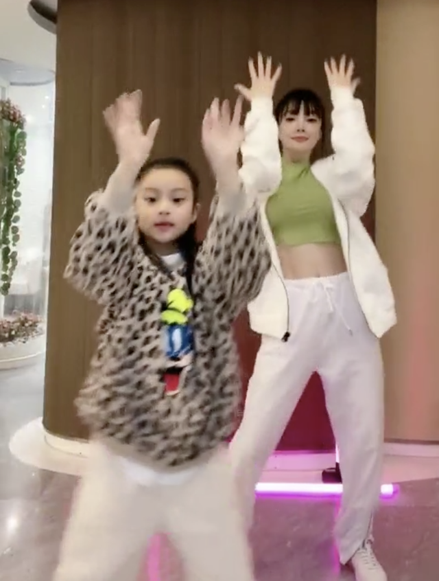 李小璐|李小璐携甜馨跳舞，母女俩动作同步一个甜美一个高冷，相处如闺蜜