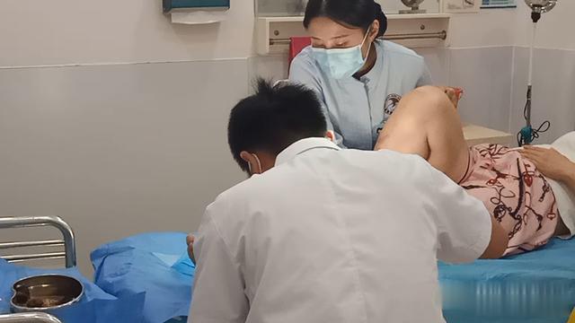 职场故事|女子正上厕所，马桶却突然爆裂……