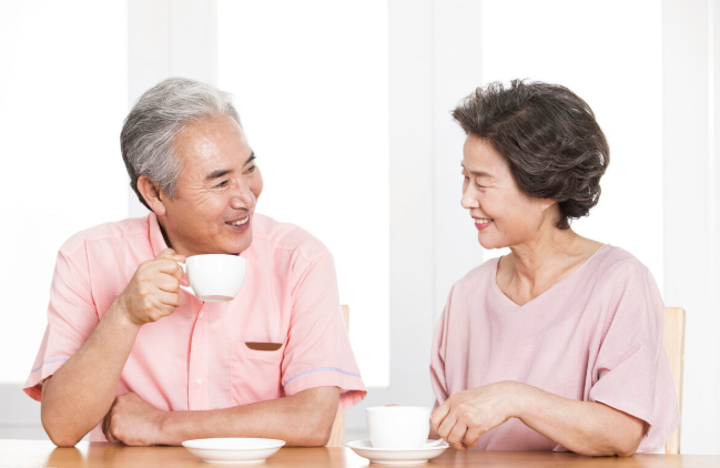 56歲老人新型婚姻觀：找老伴不結婚，不同居，照樣過得很幸福-圖4