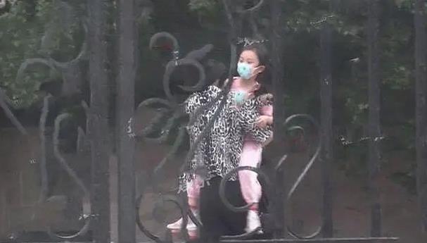 【贾乃亮】李小璐在家跳舞却被身后沙发上的男人抢镜,网友:真和贾乃亮复合了