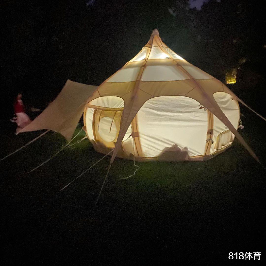 人民币▲房子真大！库里在豪宅后院支帐篷露营，一家五口裹被子看冒险电影